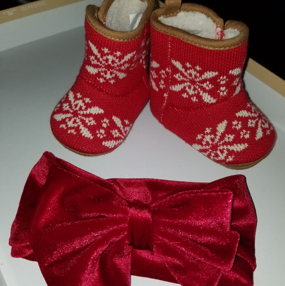 Baby girl's booties and bow headwrap